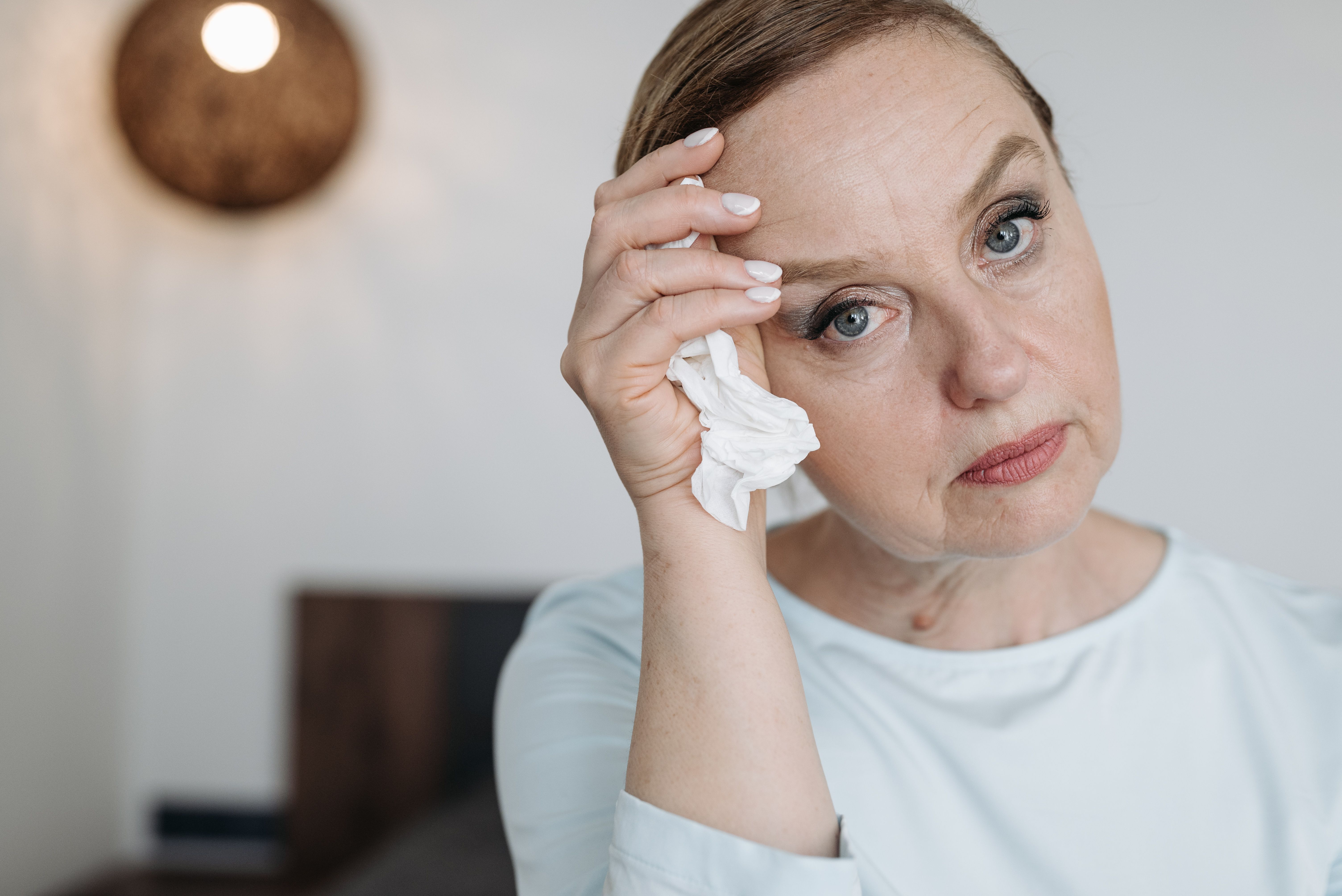 Kvinde med hjernetåge ved fibromyalgi og udfordringer med koncentration og mentalt overblik