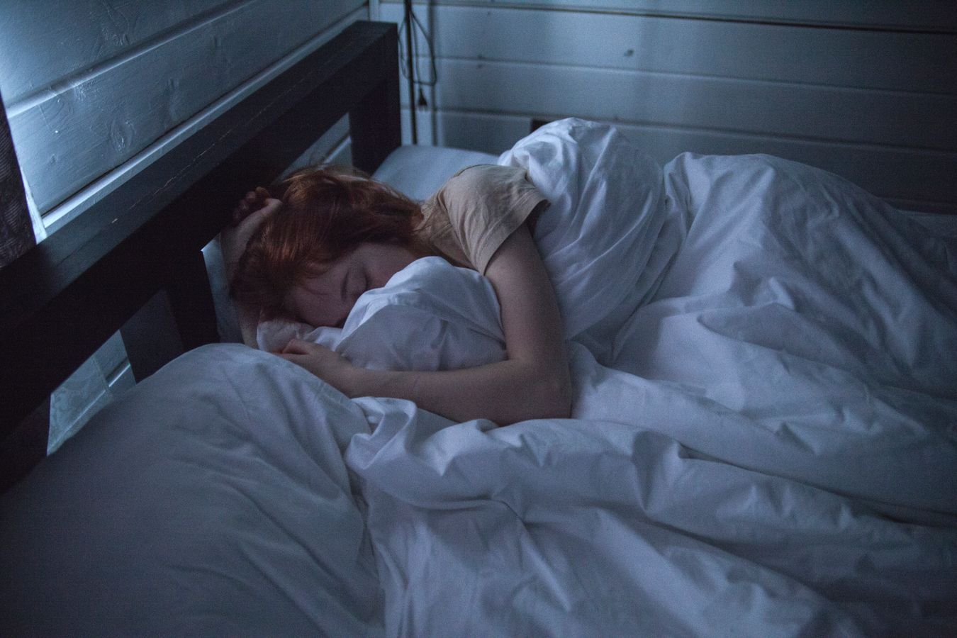 Kvinde sover i en rolig seng som illustration af søvn ved fibromyalgi