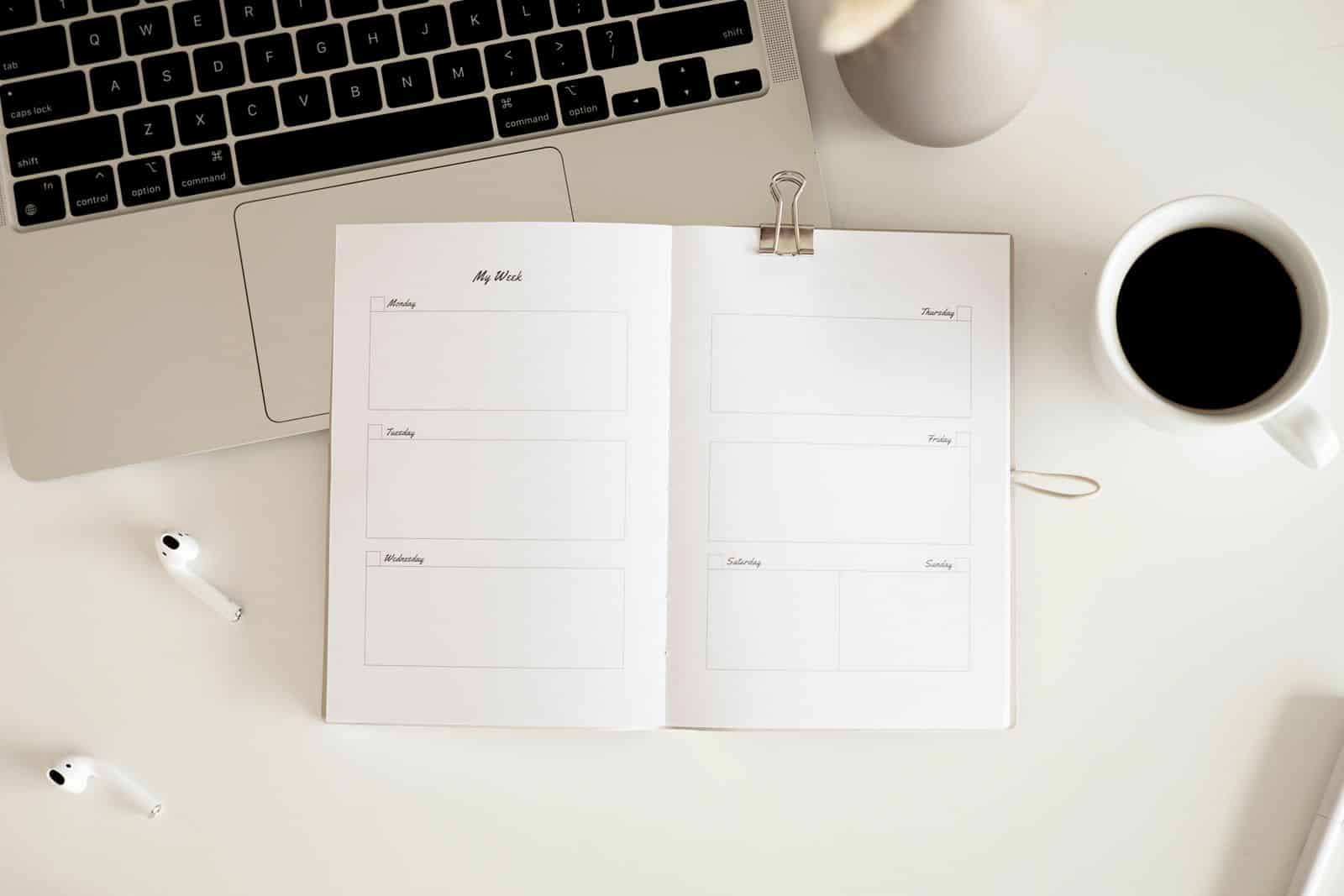 Åben kalender med plan for pauser og arbejdsopgaver