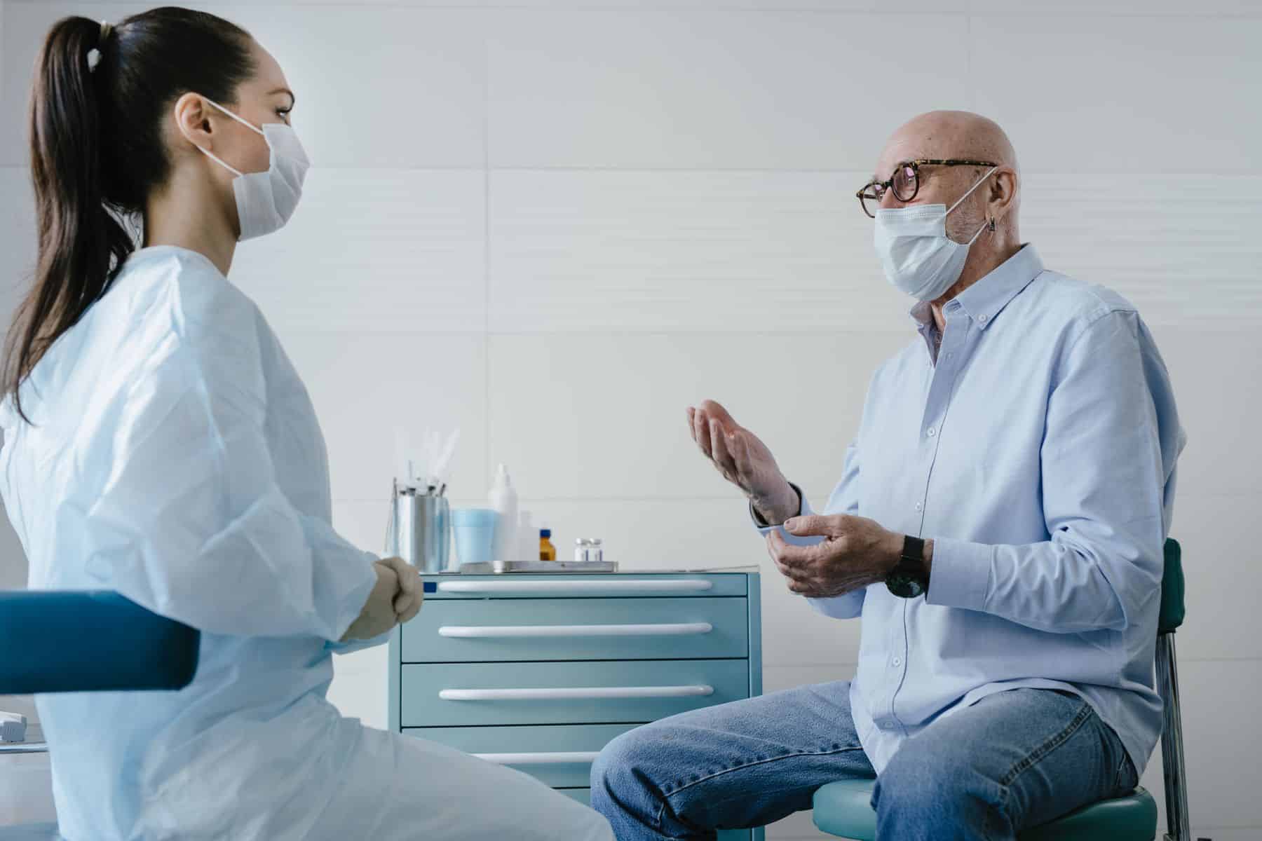 Læge og patient taler sammen under udredning af muskelsmerter