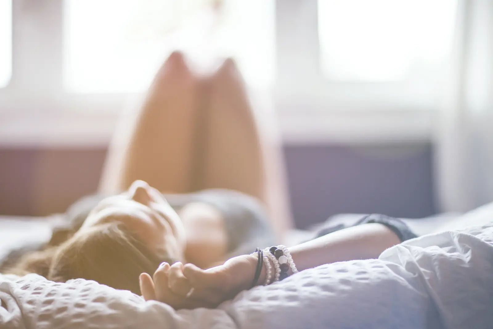 Træt hele tiden og ingen energi ved fibromyalgi illustreret af en kvinde, der hviler i sengen
