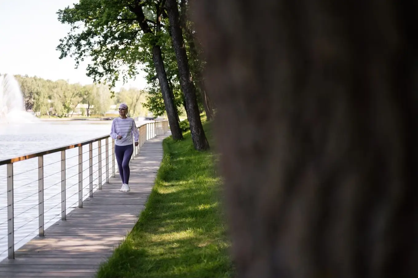 Kvinde går en rolig tur som skånsom bevægelse ved fibromyalgi